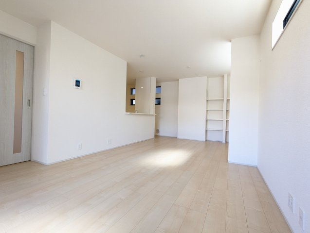 日立市助川町3期の居間・リビング|家具の配置も自由自在のきれいな形のリビングです！自分好みのリビングへ～