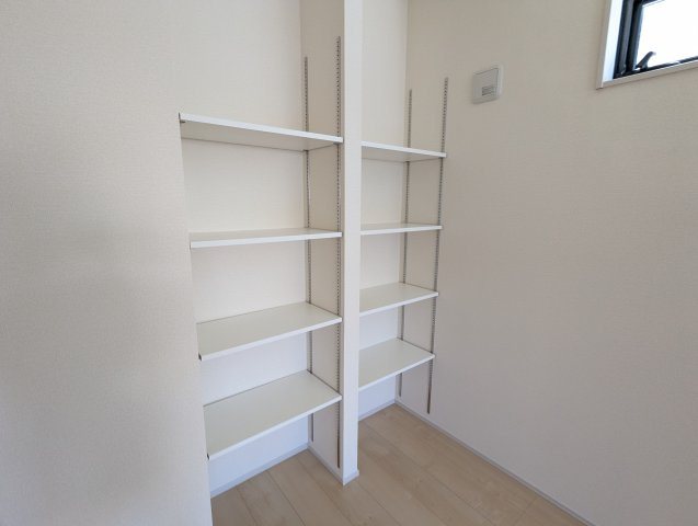 日立市助川町3期の収納|リビングに棚収納があり、本や小物をすっきりと整頓していただけます