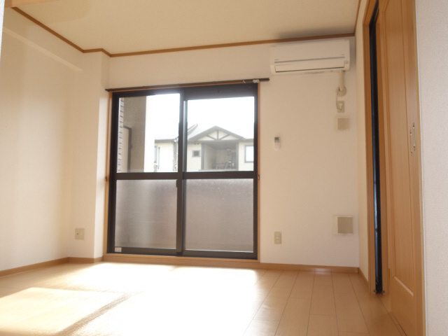 プラムガーデンの居間・リビング