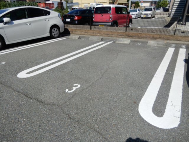 プラムガーデンの駐車場