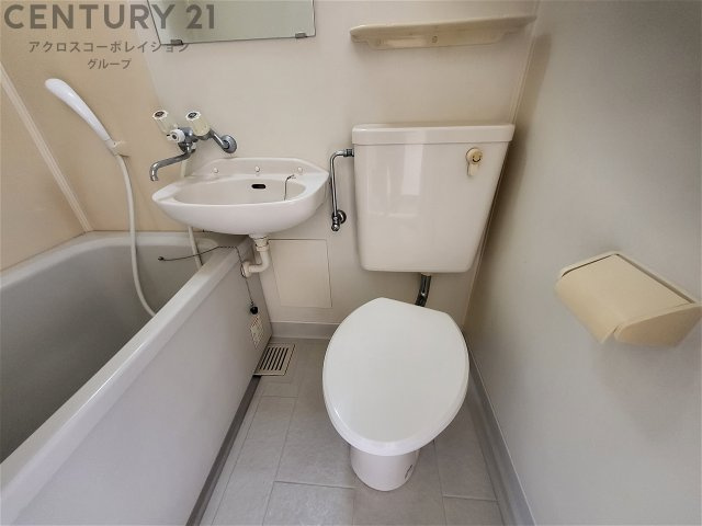 シンプルで掃除のしやすいトイレです♪