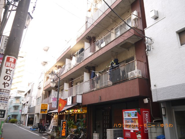 【外観】 | ゆう・もあマンション | 陽光浴びる外観がシンプルな外観をより際立たせ、人々の記憶に存在感を植え付けます。