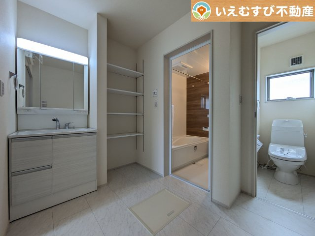 Livele Garden.S　羽生市東の独立洗面台|ゆとりの広さの洗面室
洗濯機を置いても余裕のある広さ！家事をするにも身支度するにも便利な広さですね！