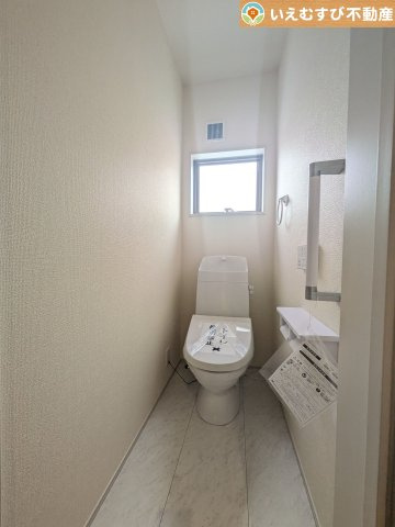 Livele Garden.S　羽生市東のトイレ|普通の生活で水道代を節約できる節水トイレ
窓付きで明るく、お掃除しやすいシンプルな空間♪