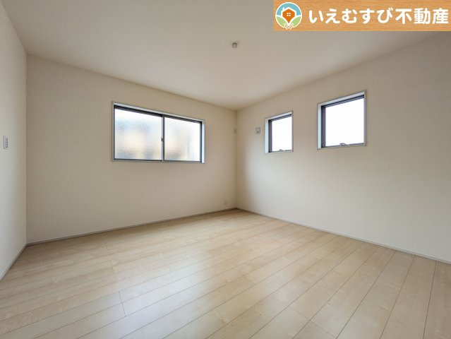 Livele Garden.S　羽生市東の洋室|ぬくもりのある色合いでシンプルな洋室
日当り良好で明るい洋室！大容量のウォークインクローゼット付き♪