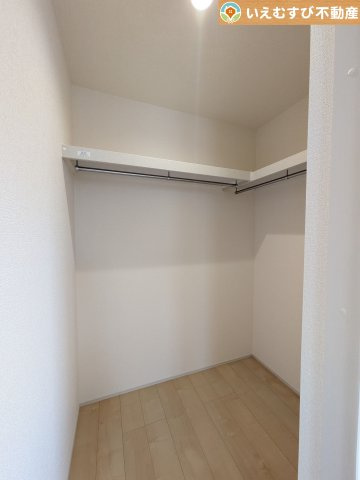 Livele Garden.S　羽生市東の収納|たっぷりの収納力を備えたウォークインクローゼット
たくさん収納できるので季節物やかさばるバッグなども片付きます♪