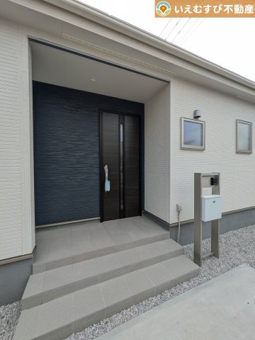 Livele Garden.S　羽生市東のエントランス|落ち着いた色づかいのエントランス
駐車場からアクセスの良いエントランス。雨の日や荷物が多くても安心の動線♪