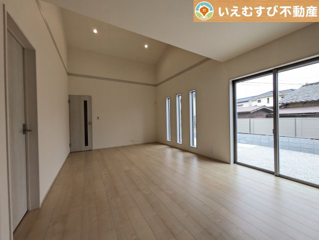 Livele Garden.S　羽生市東の居間・リビング|自然光で満たされる明るく開放感溢れるリビング
たっぷりの採光で明るい空間。家族みんなでくつろげます♪