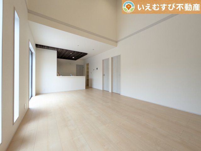 Livele Garden.S　羽生市東の居間・リビング|開放感と採光にこだわったＬＤＫ
南面が広いリビングなので日当りがよく開放的で家族みんなでくつろげる空間♪