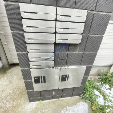 メルディア生麦4丁目Ⅱのその他共用部分|集合ポストと宅配ボックスです。