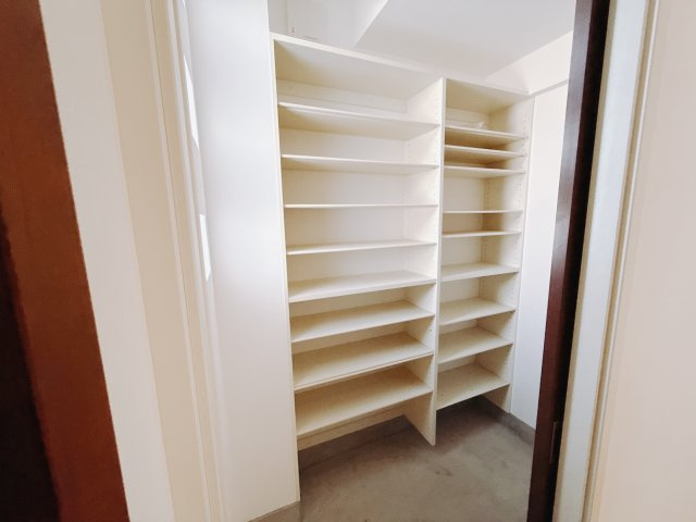 【中古戸建】前橋市敷島町の玄関|■玄関｜毎日の「いってらっしゃい」や「お帰りなさい」を大切なご家族と過ごす玄関は〈使いやすさ〉を追求しております。玄関横の物入は急な来客時でもさっとお片付けできるスペースを確保しています。