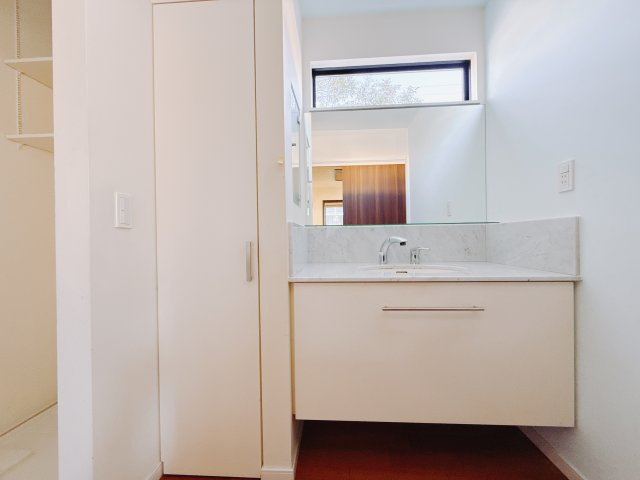 【中古戸建】前橋市敷島町の独立洗面台|■洗面室｜大きな鏡で朝の身支度もラクラク♪毎日の忙しい準備が楽しくなる洗面所です(^^♪