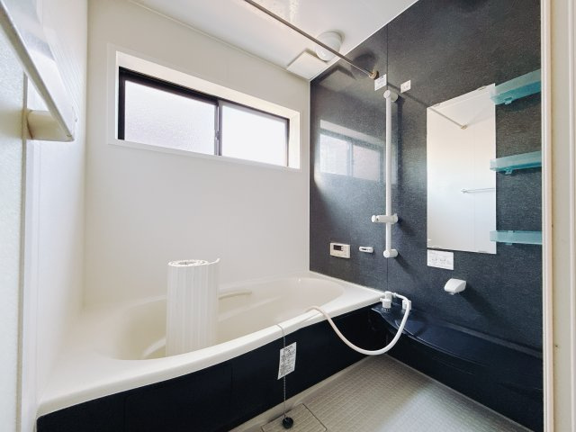 【中古戸建】前橋市敷島町の浴室|■浴室｜デザイン性に優れた浴室♪1日の疲れを癒す、ゆったりとしたバスタイムをぜひお過ごしください(*＾＾*)大きな窓付きで嬉しい♪