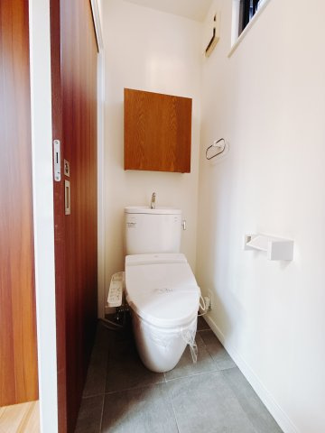 【中古戸建】前橋市敷島町のトイレ|■トイレ｜白を基調としたトイレになっています♪窓付きなので換気もでき、常に綺麗を保てます♪