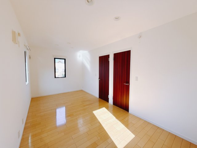 【中古戸建】前橋市敷島町の洋室|■2階洋室｜お子様の一人部屋にピッタリな洋室。木のぬくもりを感じるフローリングは、天然木の味わいが時とともに深みを増していきます。また、傷にも強く、フリーワックスでお手入れもラクラクです♪