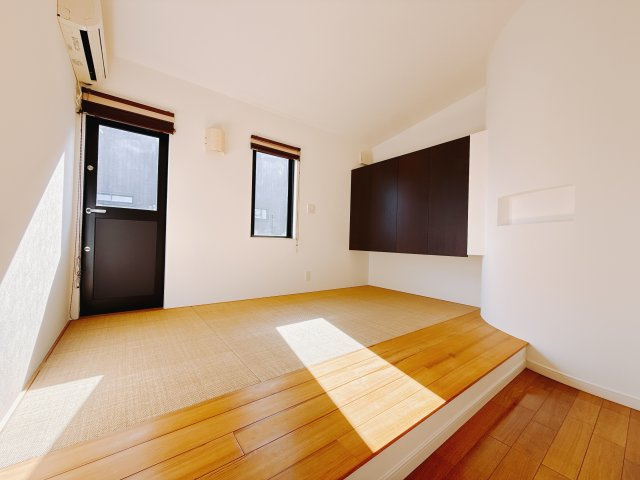 【中古戸建】前橋市敷島町の洋室|■2階洋室｜ナチュラルカラーの床です。模様替えなどとても楽しく工夫できます♪陽当たり、風通しもとても良いので毎日快適な生活スタートです！子供部屋にも良いですね♪
