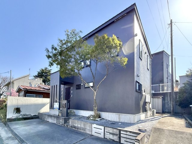 【中古戸建】前橋市敷島町の外観|■外観｜外壁のアクセントカラーがシックな外観です。シンプルなデザインでありながらも「個性」を損なわず、お客様一人ひとりの暮らし方にフィットします。