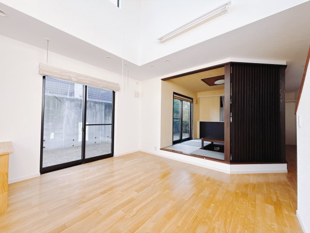 【中古戸建】前橋市敷島町の居間・リビング|■リビング｜窓から射し込む陽射しが縦横に広がり、あたたかな空間を形作ります♪木目のきれいなフローリングとシンプルな壁紙は、一日中家に居ても飽きることなく過ごすことができる素敵な空間です♪