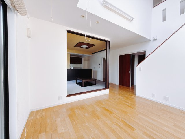 【中古戸建】前橋市敷島町の居間・リビング|■リビング｜落ち着きのある表情を見せるリビングダイニング。太陽の光がたっぷり差し込むリビングは、自然とご家族が集まる居心地の良い空間です。