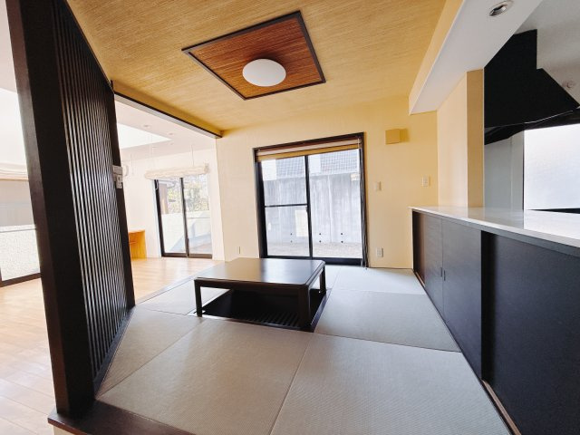 【中古戸建】前橋市敷島町の居間・リビング|■リビング｜大きい窓からあたたかいたっぷりの光が入ります♪開放的な空間で毎日をもっと快適に(*＾＾*)