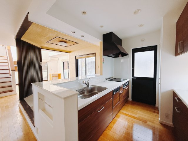 【中古戸建】前橋市敷島町の居間・リビング|■リビング｜キッチンからお部屋全体が見渡せる一続きの空間！リビングで遊ぶお子様にも目の行き届く安心設計でお部屋のどこにいても会話が弾みます♪