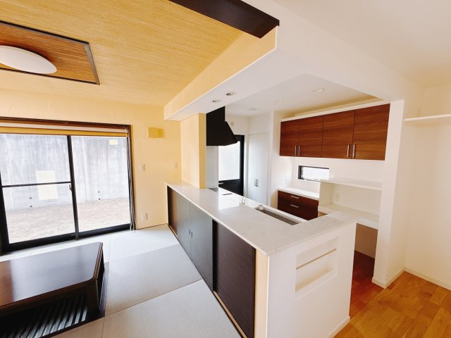 【中古戸建】前橋市敷島町のダイニング|■ダイニング｜忙しい朝でもご家族そろってお食事を楽しんでいただける、ゆとりあるダイニングスペース。ダイニング横にはご家族のワークスペース「スタディカウンター」をご用意しました( ＾＾ )