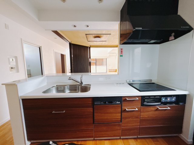 【中古戸建】前橋市敷島町のキッチン|■キッチン｜作業がはかどる広々カウンタースペース。会話がはずむ「オープンキッチン」なので家族とのコミュニケーションも活発になります。