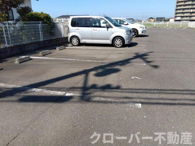 レオパレスプラビエの駐車場