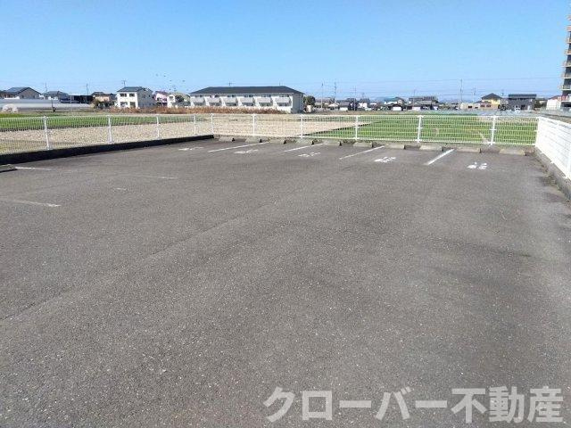 レオパレスプラビエの駐車場
