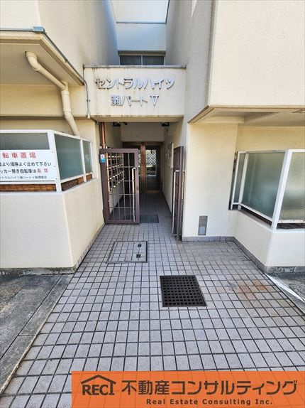 セントラルハイツ灘パートⅤのエントランス|趣味の時間を楽しめる約37㎡の広々バルコニー付き