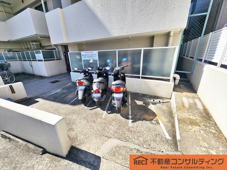 セントラルハイツ灘パートⅤの駐車場