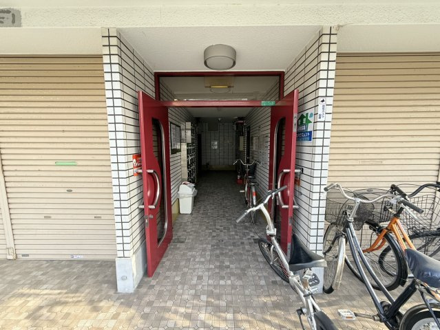 背戸口シティハイツのエントランス