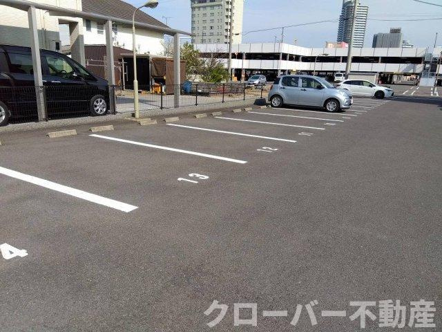 レオパレスメゾンドゥ　ベルヴュの駐車場