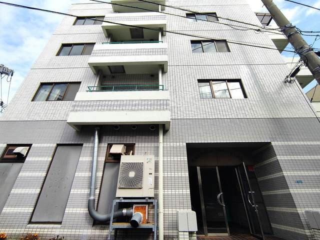 エメラルドマンションのエントランス|エントランスです☆