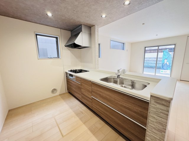 三郷市彦川戸１丁目新築戸建（彦川戸３期）のキッチン|広々システムキッチン・シンクの水栓には浄水器がついてます！