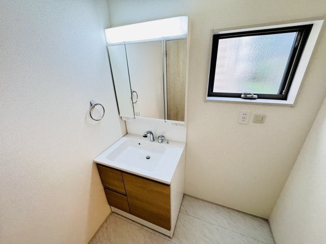 三郷市彦川戸１丁目新築戸建（彦川戸３期）の独立洗面台|シャワーヘッド付き三面鏡洗面化粧台