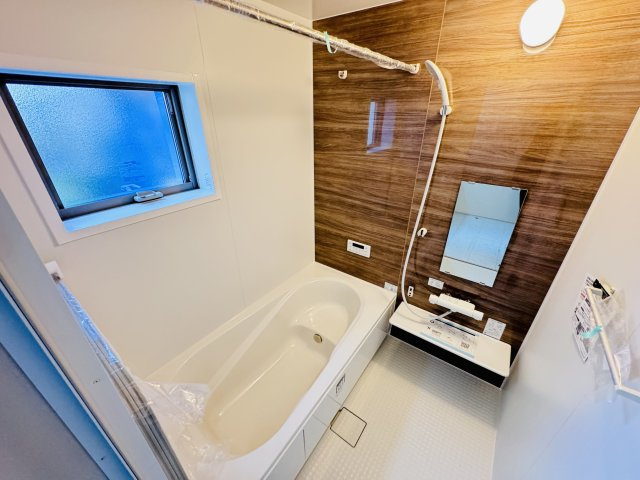 三郷市彦川戸１丁目新築戸建（彦川戸３期）の浴室|手元で水流切り替えシャワーヘッド・足を伸ばせる広々浴槽で毎日リラックス♪