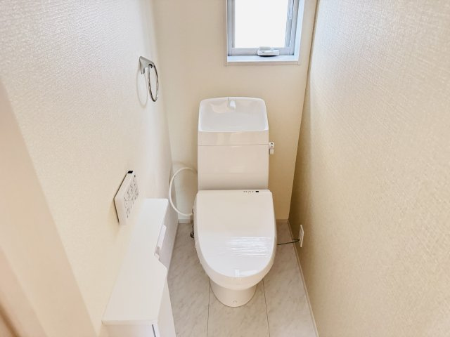 三郷市彦川戸１丁目新築戸建（彦川戸３期）のトイレ|温水洗浄暖房便座つきトイレ