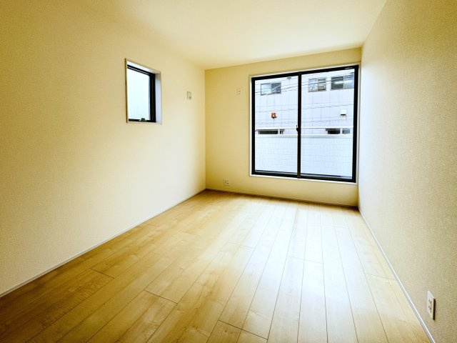 三郷市彦川戸１丁目新築戸建（彦川戸３期）の寝室|8.2帖寝室・南側バルコニー前の明るいお部屋です♪