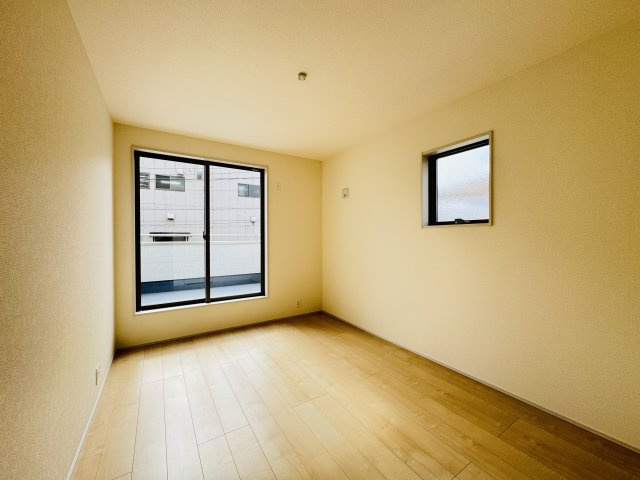 三郷市彦川戸１丁目新築戸建（彦川戸３期）の子供部屋|6帖洋室・南側バルコニー前の明るいお部屋です♪