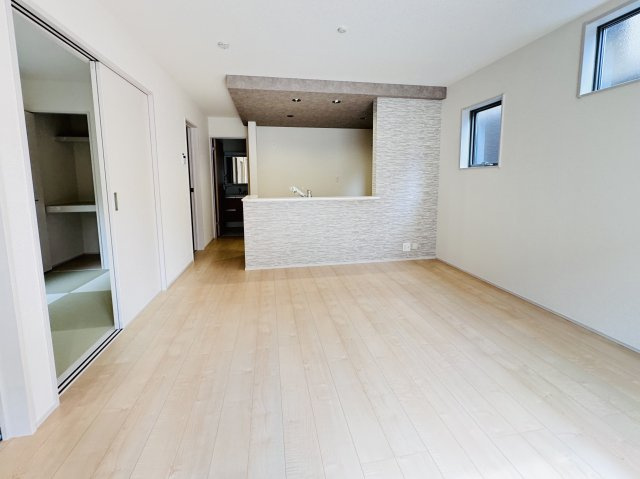 三郷市彦川戸１丁目新築戸建（彦川戸３期）の居間・リビング|15帖リビングダイニングキッチン・リビングガス栓付き