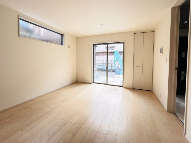 三郷市彦川戸１丁目新築戸建（彦川戸３期）の居間・リビング|15帖リビングダイニングキッチン・南向きで日当たり