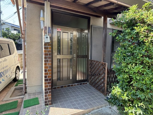 学園朝日元町戸建のエントランス