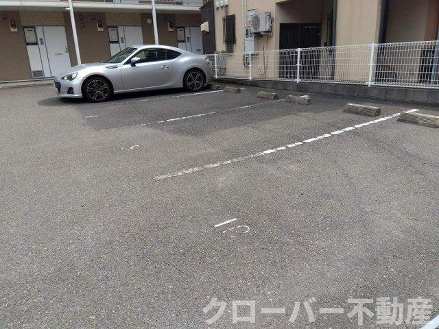 レオパレス富の駐車場