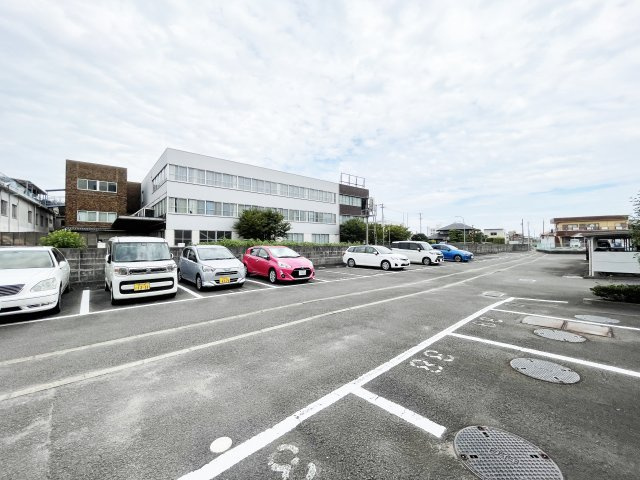 シャトーショコラ B棟の駐車場