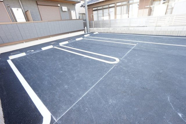 Grand　D-ROOM中山の駐車場