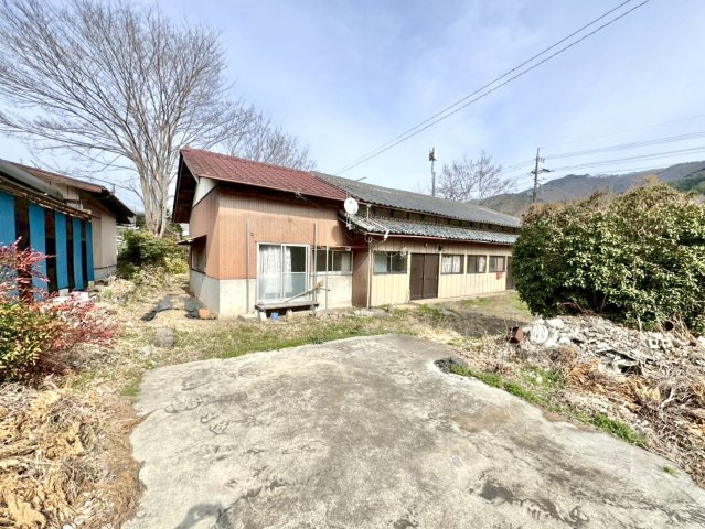 【中古戸建】桐生市梅田町1丁目の外観|■外観｜広々とした駐車スペースで楽々駐車可能！お買い物後もスムーズにお荷物を運べます♪