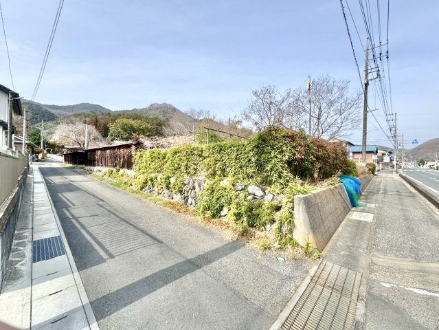 【中古戸建】桐生市梅田町1丁目の前面道路含む現地写真|■外観｜角地のため開放的で見渡しが良いです。前面道路が広く見渡しが良いので、車の安全確認もばっちり！