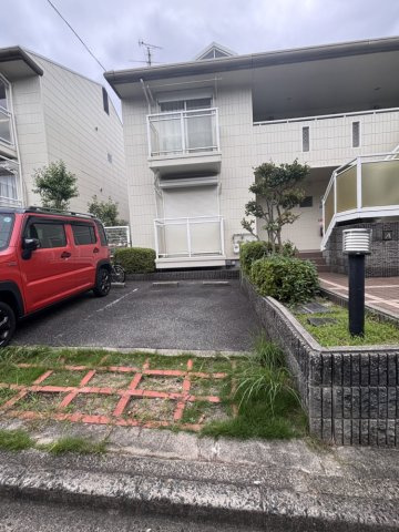 アルカディア真上台A棟の駐車場
