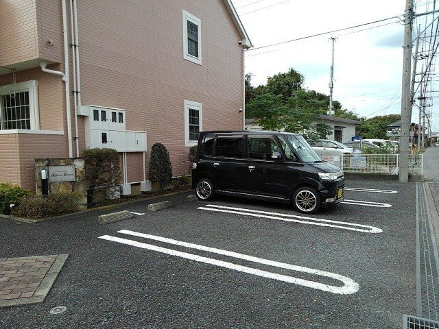 メゾン・ヴォーネンの駐車場